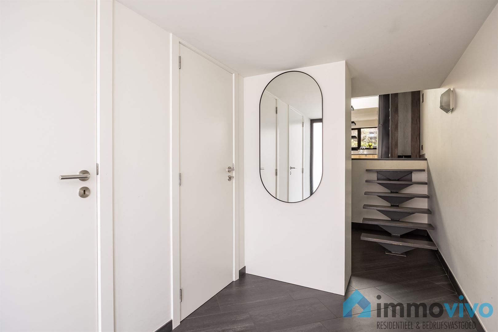 Instapklare gezinswoning met 4 slaapkamers, 2 badkamers, garage en zuidgerichte tuin op een toplocatie foto 3