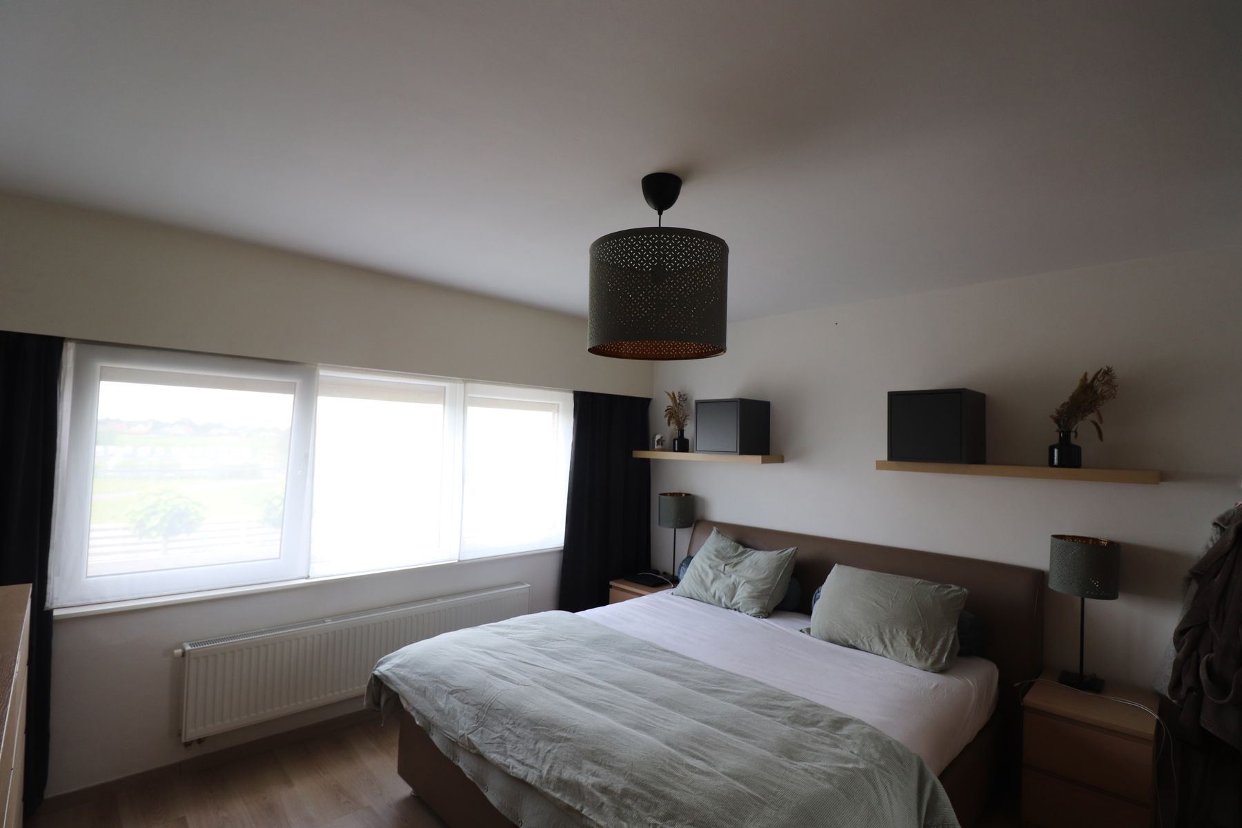 Een woning met 4 slaapkamers, garage, terras en tuin. foto 11