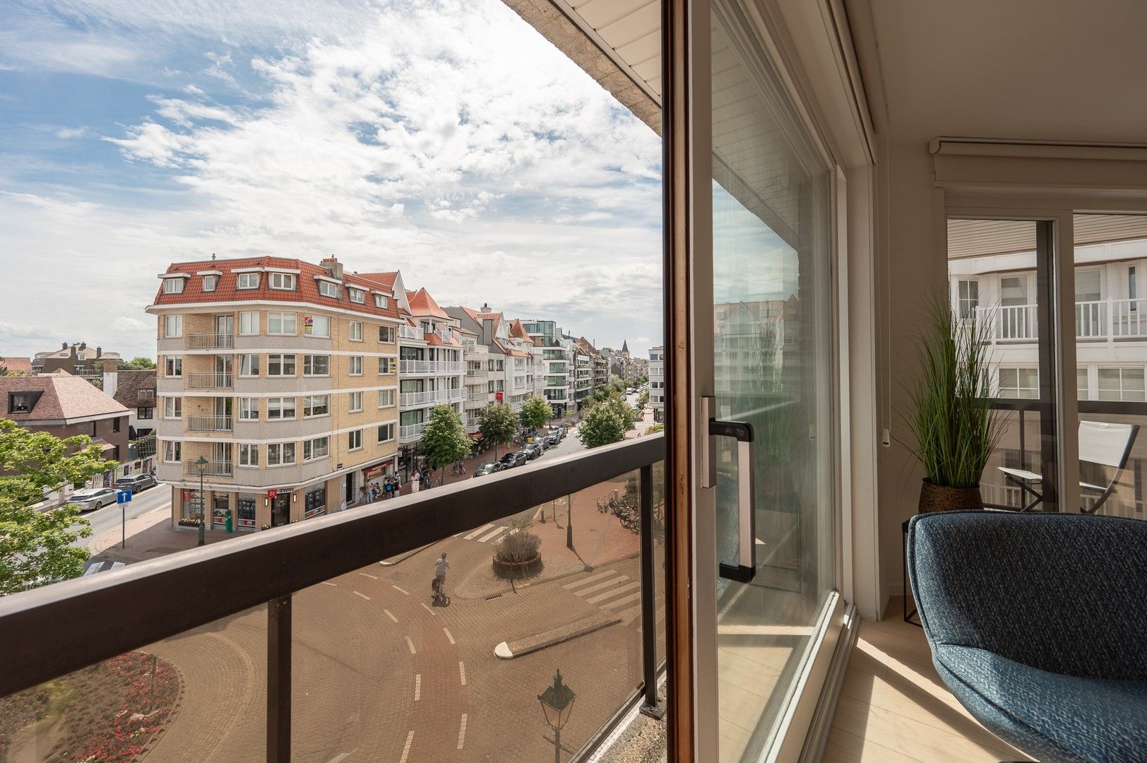 Hoekappartement met zuidwest oriëntatie en open zicht over het Driehoeksplein. foto 12