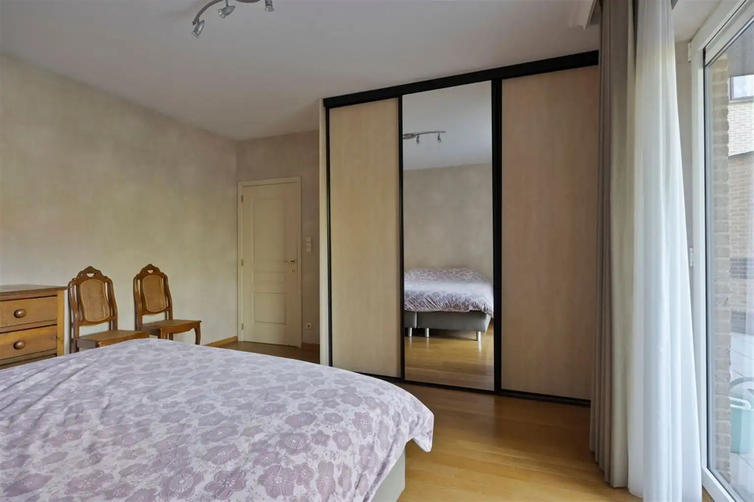 Uitzonderlijk ruim, gelijkvloers 2-slaapkamer appartement met terras en tuintje, zonnepanelen en inpandige garagebox gelegen vlakbij het centrum van Maaseik. foto 15