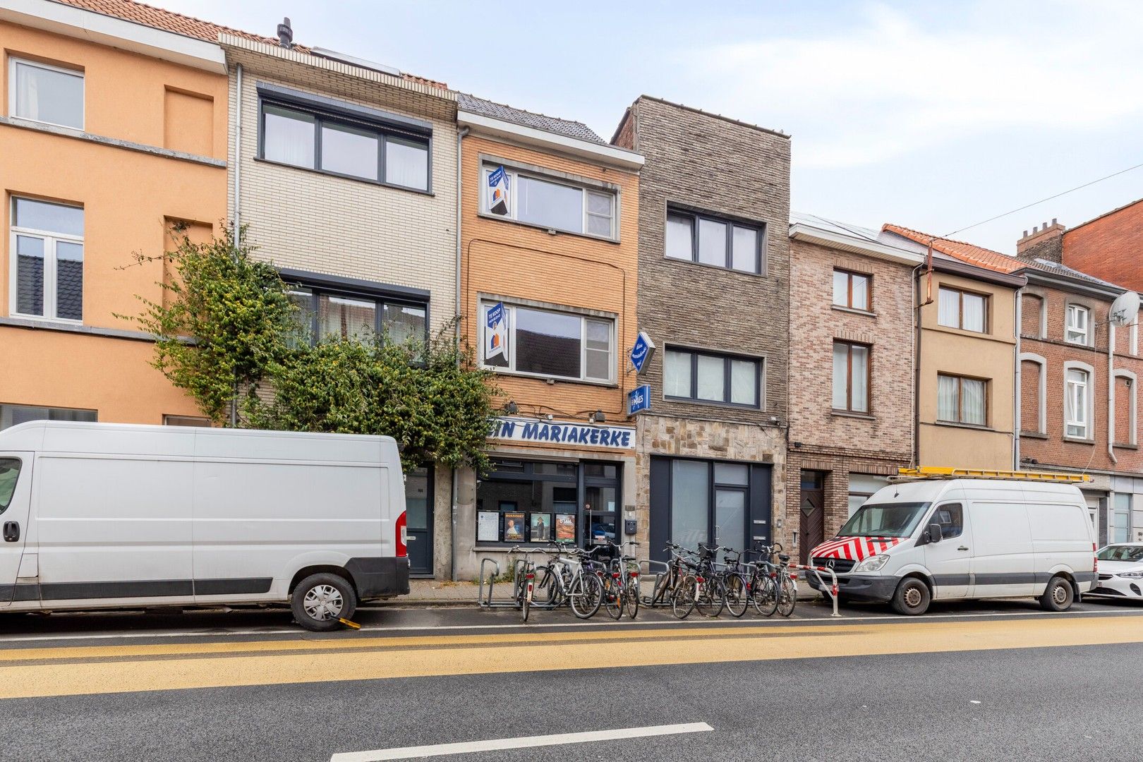 Multifunctioneel, goed gelegen (handels)pand met woonst nabij de Bourgoyen. foto {{pictureIndex}}