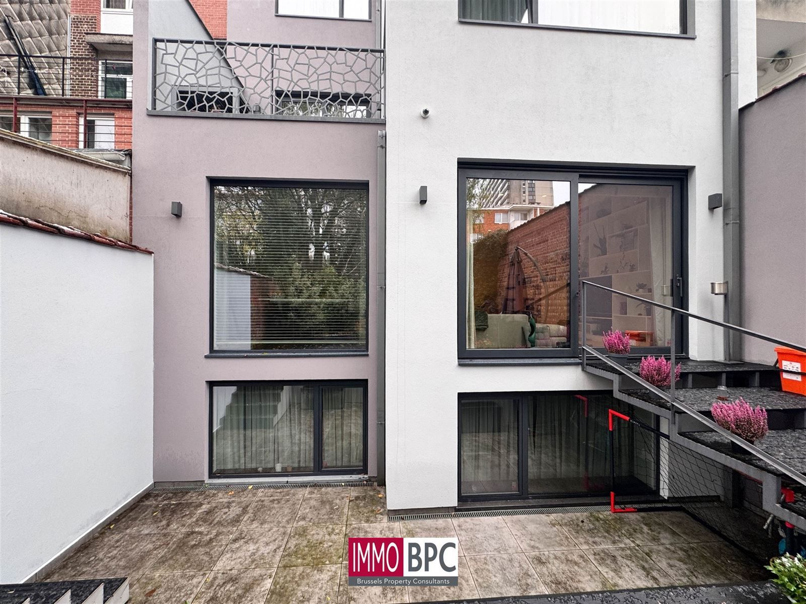 UITZONDERLIJKE MODERNE OPBRENGSTEIGENDOM IN GANSHOREN – 595 m² WOONOPPERVLAKTE foto 3