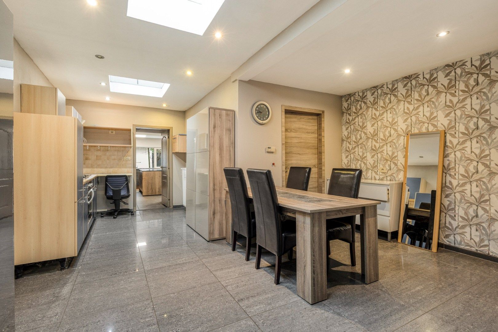 Ruime woning met 4 slaapkamers, garage en tuin in een leuke buurt! foto 5