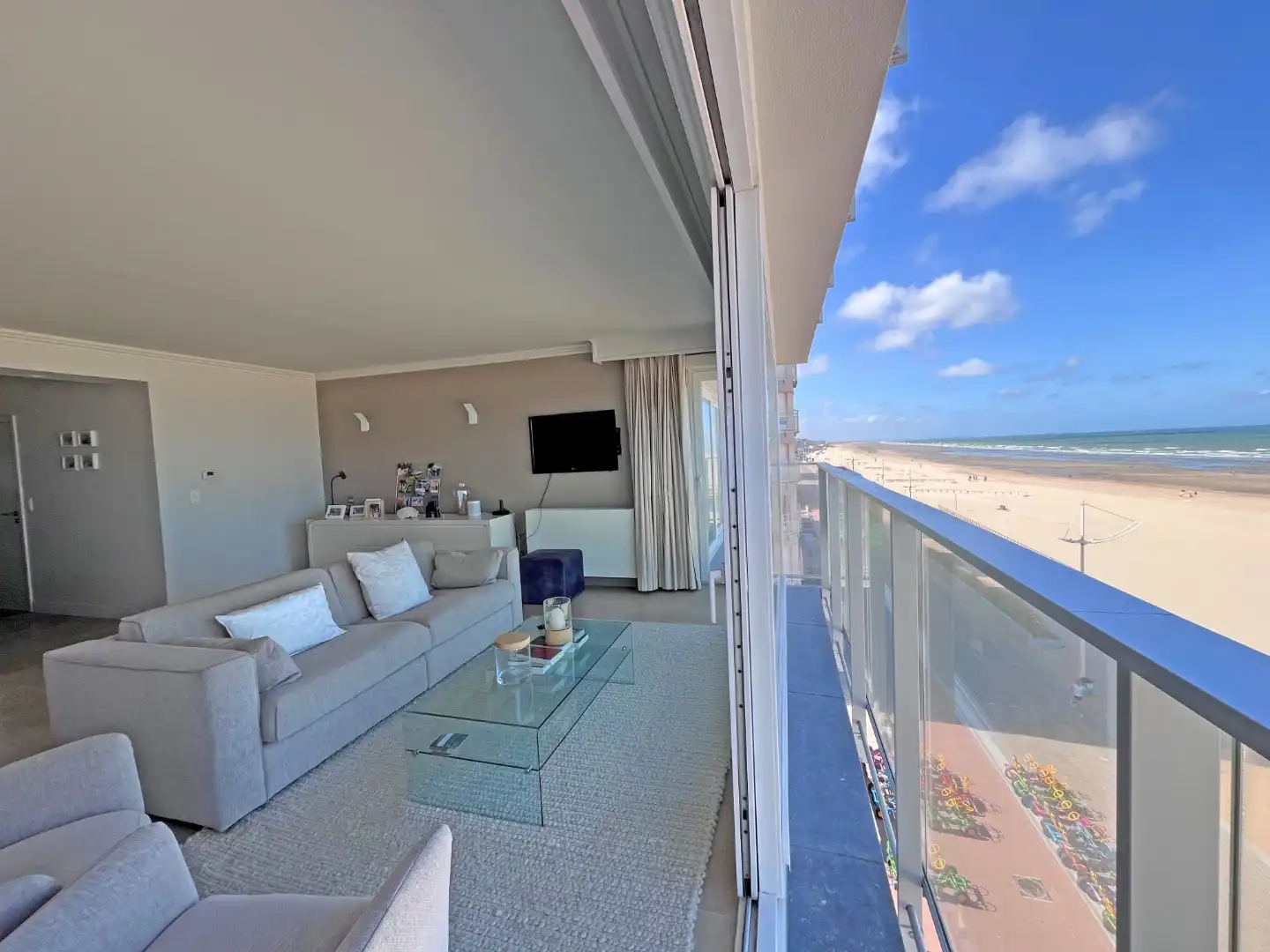 Gerenoveerd appartement met panoramisch zeezicht. foto 3