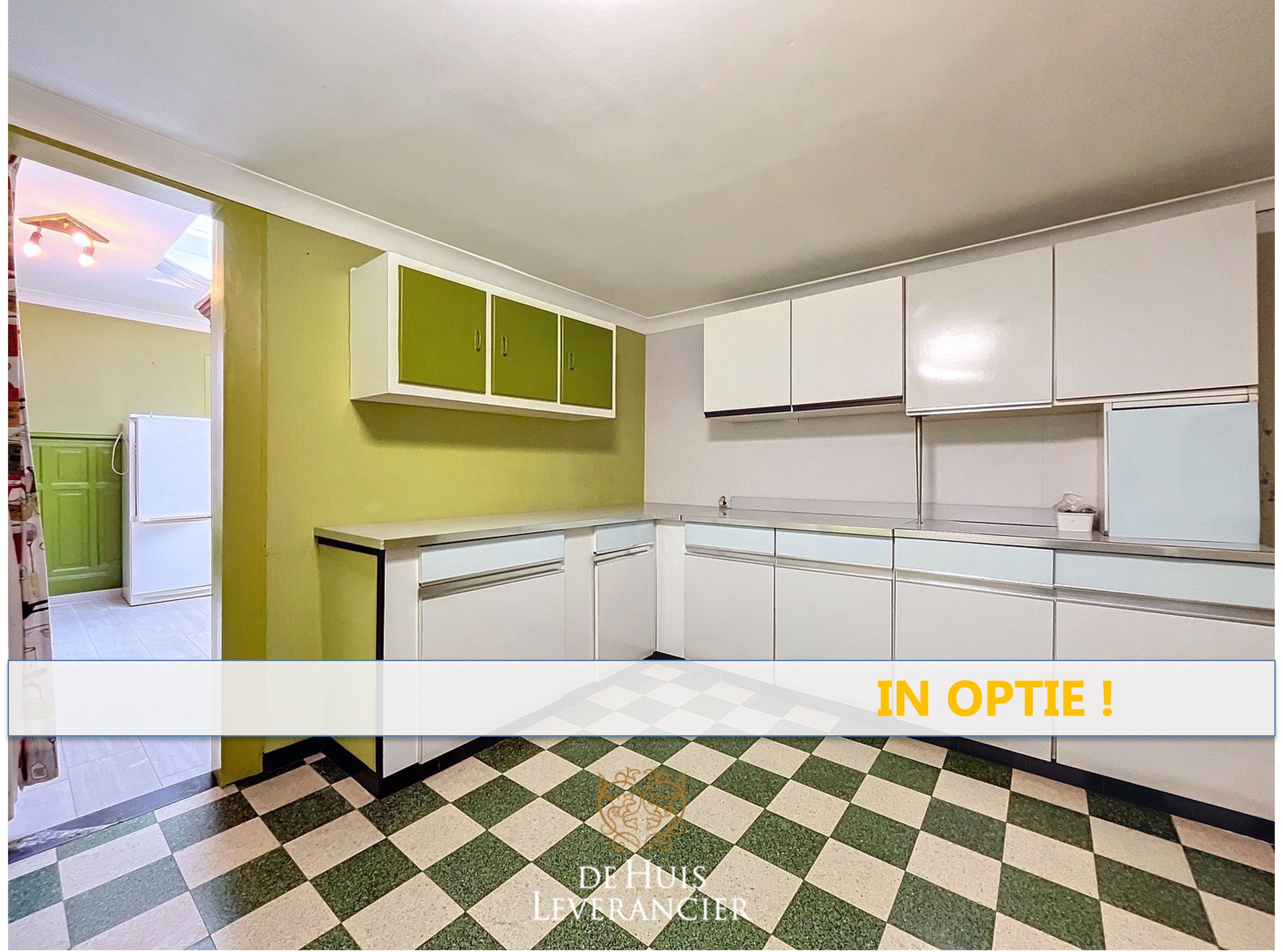 Leuke, te moderniseren woning met 3 slpks en grote tuin ! foto {{pictureIndex}}