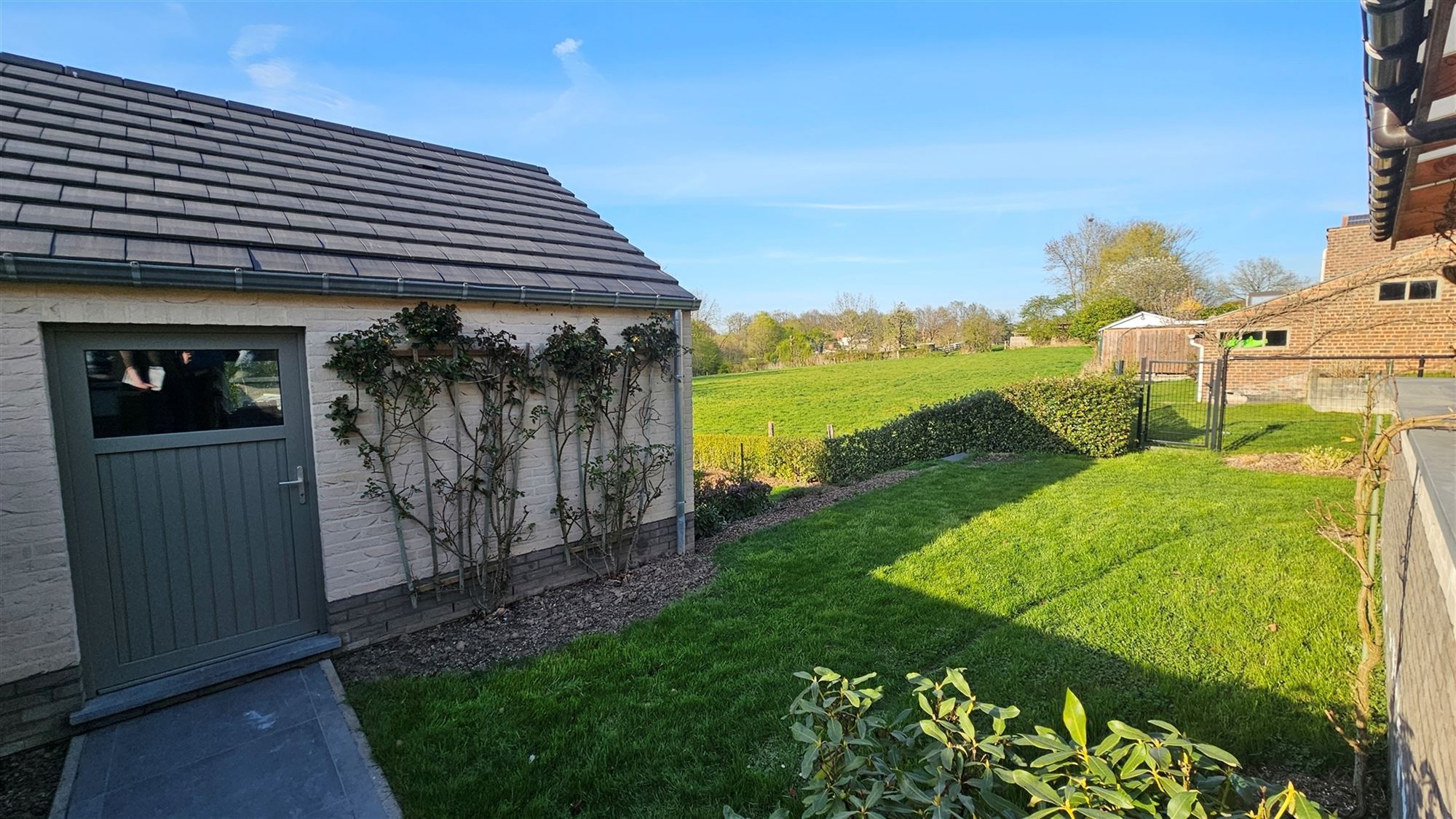 Aangename en recente woning (2022) met mooie tuin foto 31