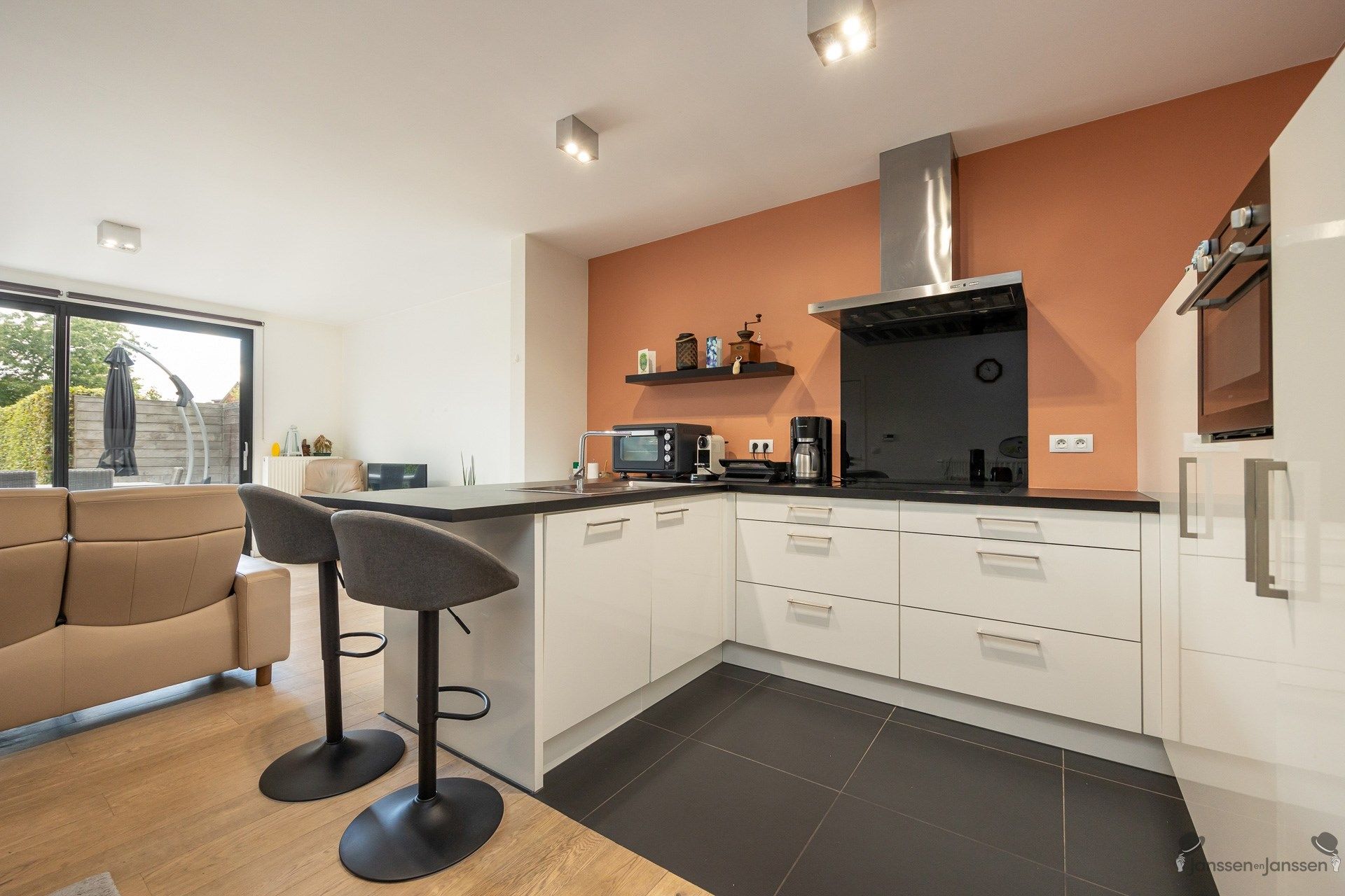 Instapklaar gelijkvloers appartement met tuin en 2 autostaanplaatsen foto 4
