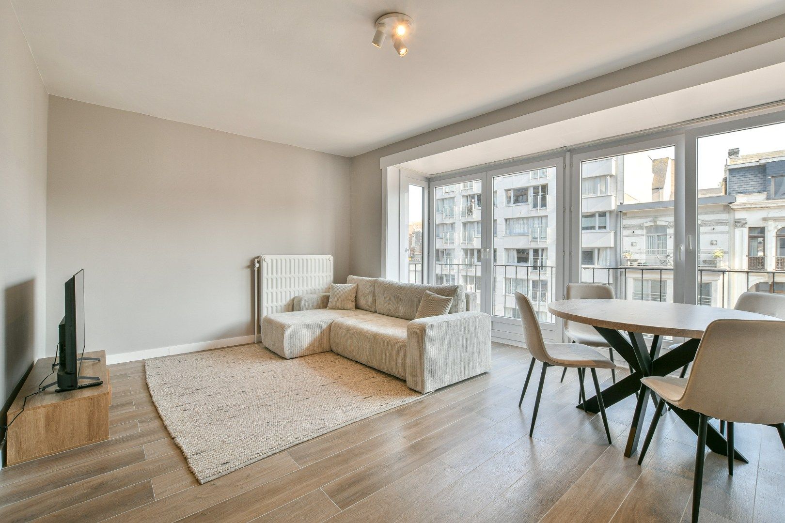 Gerenoveerd 2-slaapkamerappartement op toplocatie - vlakbij de zeedijk! foto 2