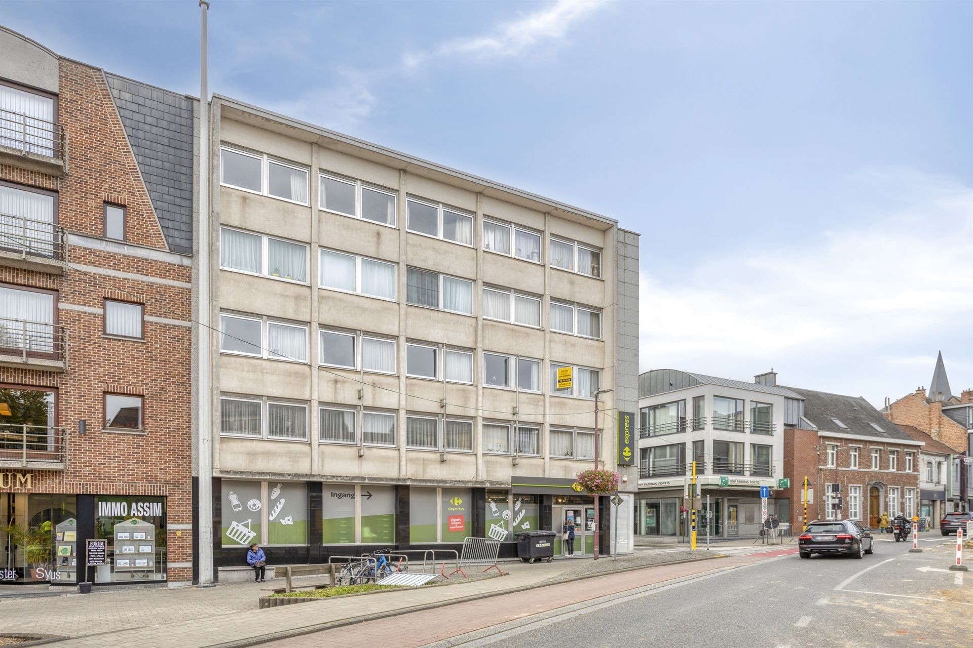 Zeer ruim, zonovergoten appartement met 3 slaapkamers! foto {{pictureIndex}}