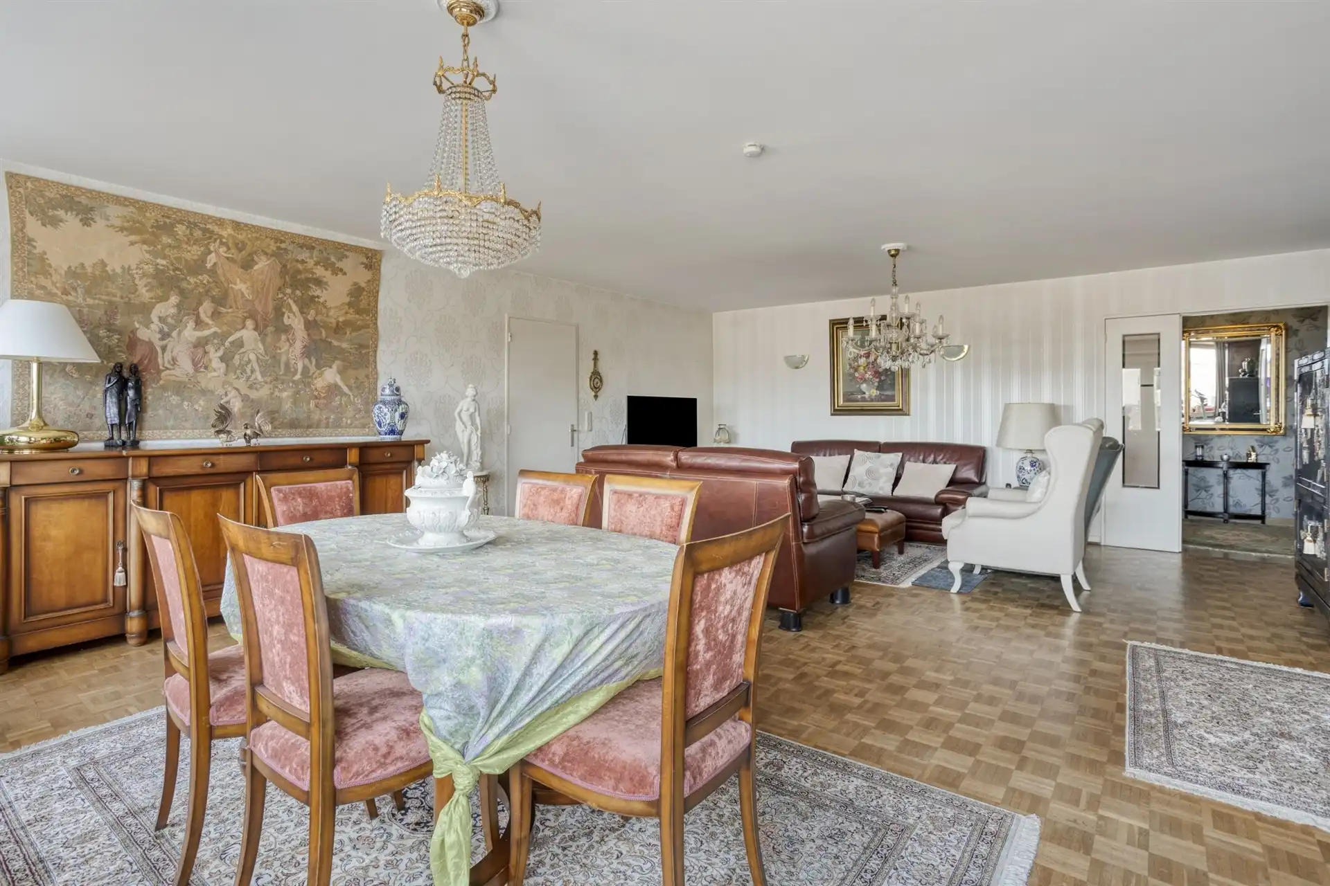 Zeer ruim, zonovergoten appartement met 3 slaapkamers! foto {{pictureIndex}}