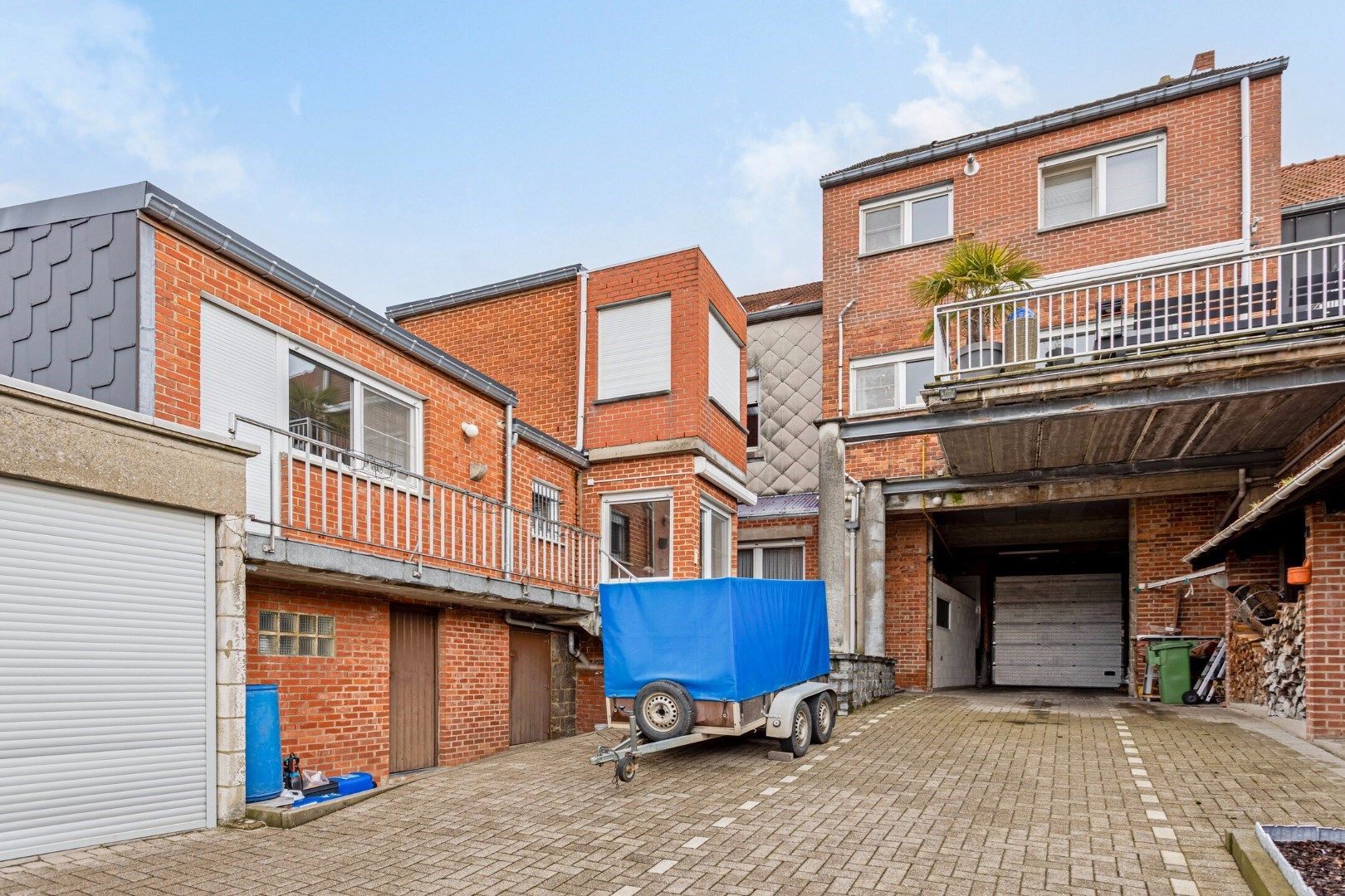 Ruime woning met karakter + appartement + werkplaats te Tongeren-Sluizen foto 2