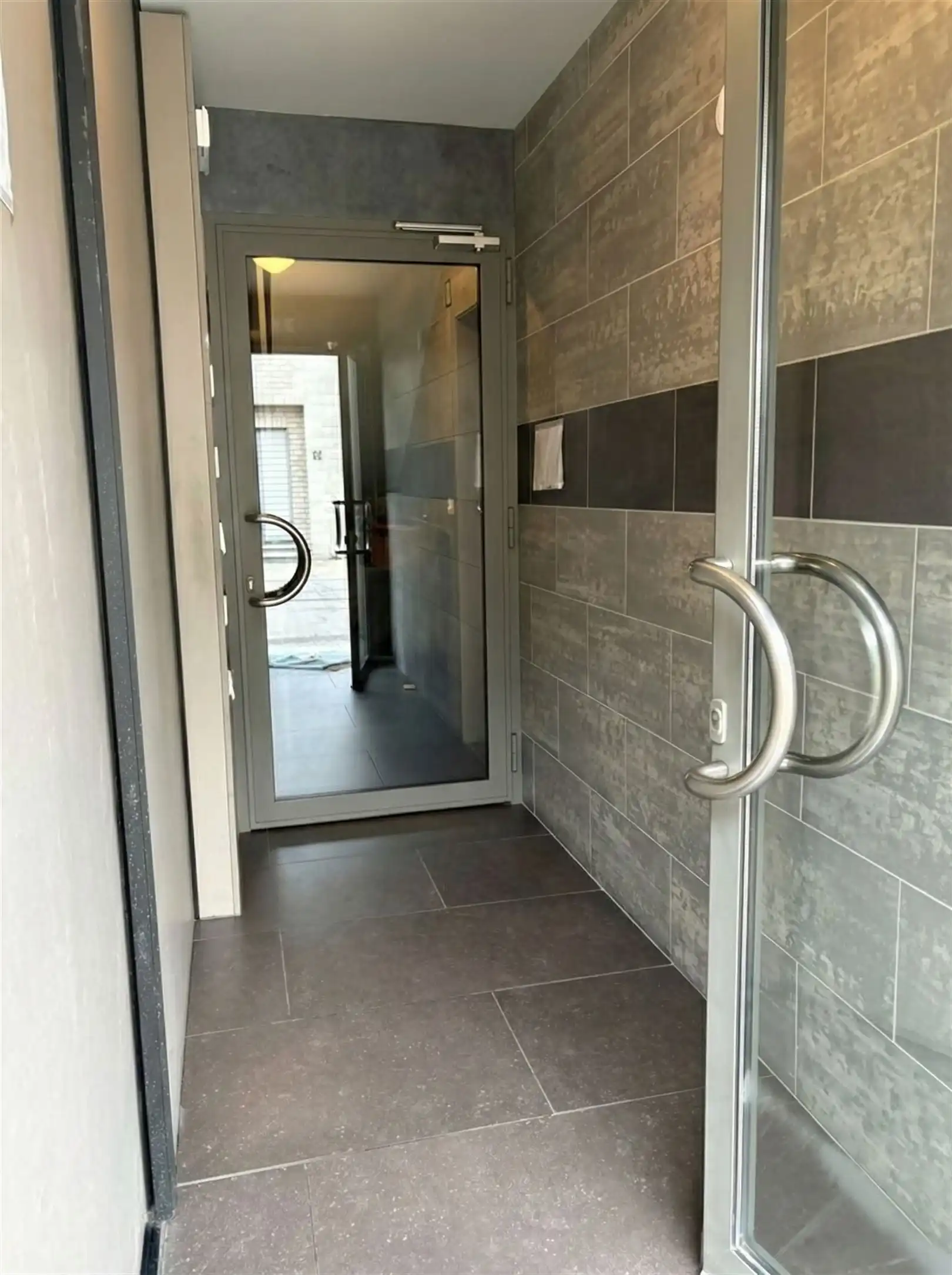 Gelijkvloers appartement met terras en 2 autostaanplaatsen foto 9