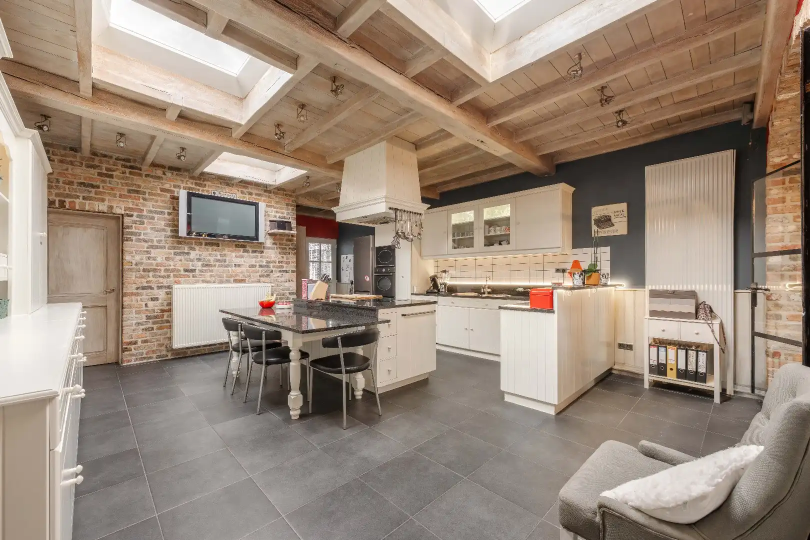 GROTENDEELS GERENOVEERDE GEZINSWONING 2006 MET 3 SLPKS EN TUIN foto 4