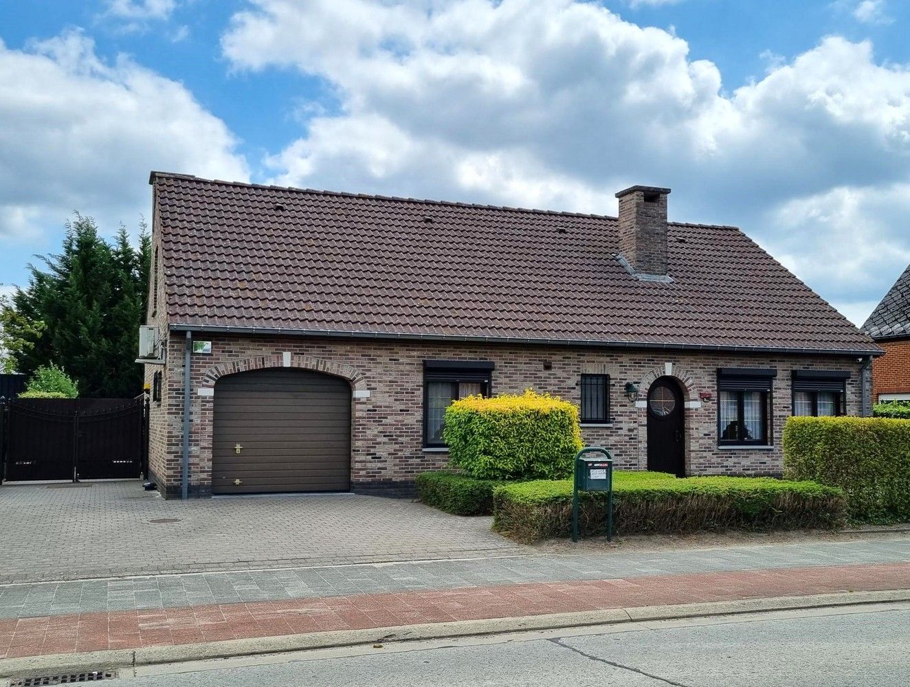 Vrijstaande woning met verzorgde tuin, 3 tot 5 slaapkamers, dubbele garage. foto 2