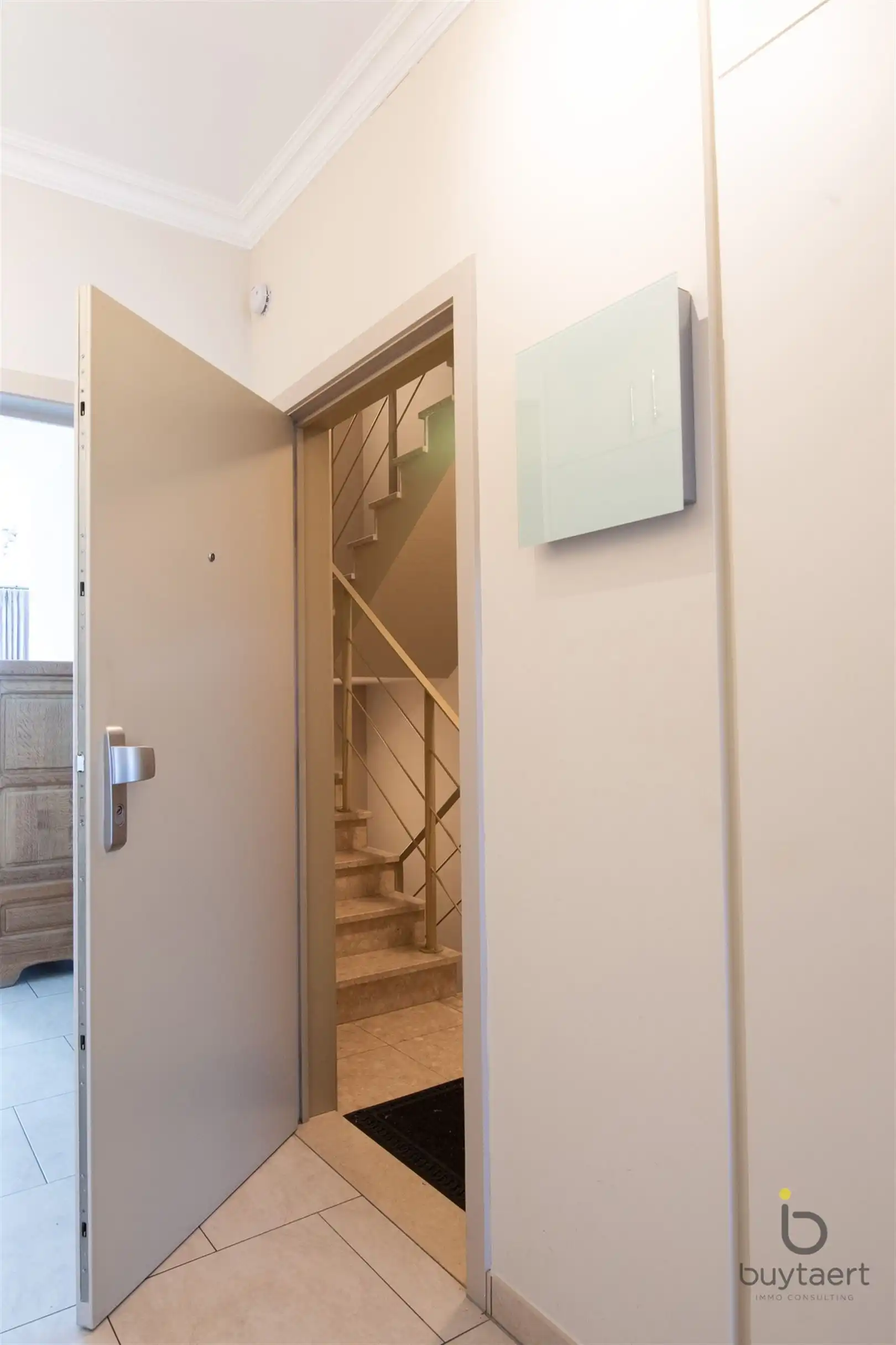 Ruim appartement met vooraan en achteraan terrassen en parking op een pleintje. foto 25