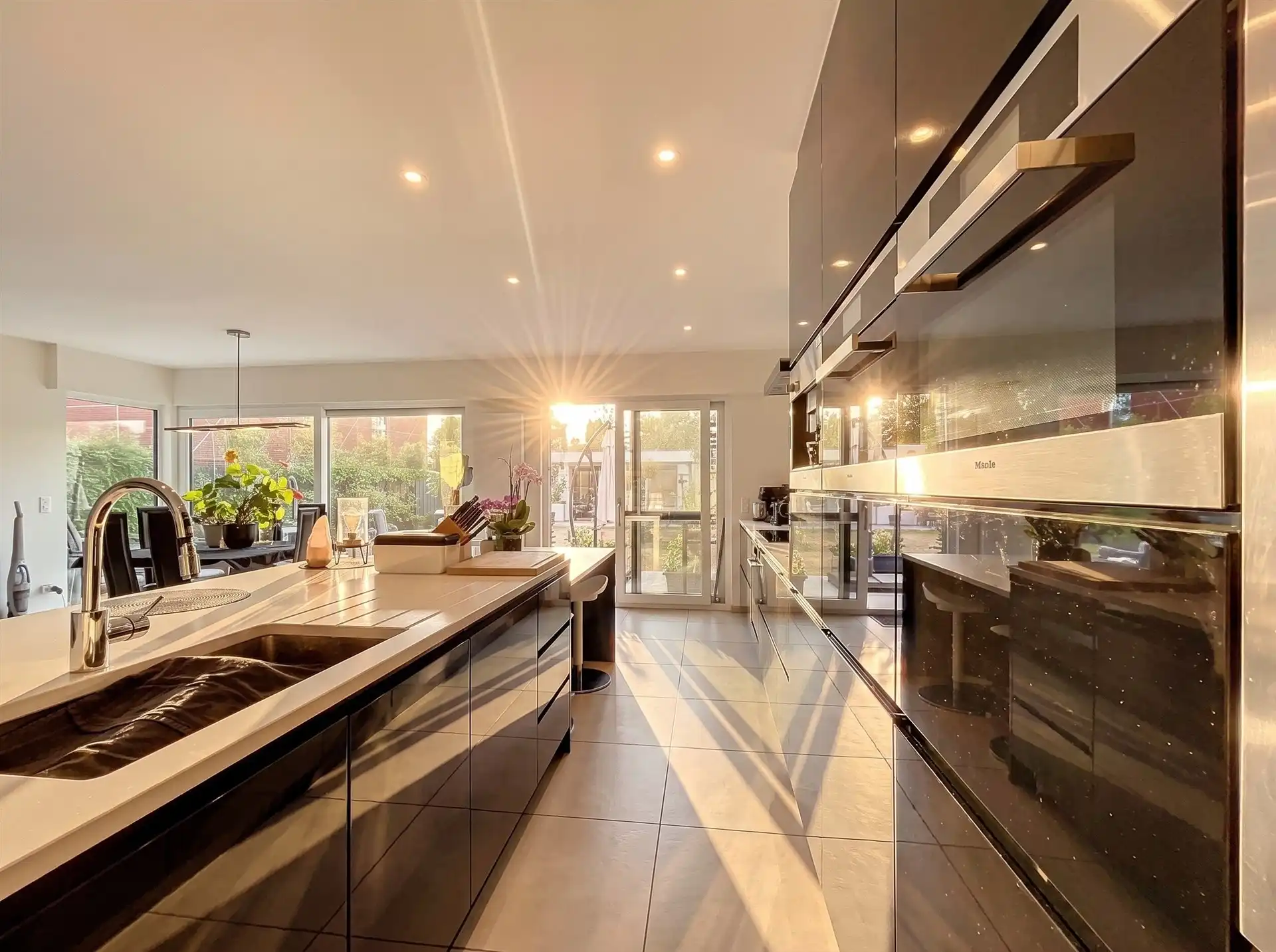 Moderne BEN gezinswoning met 4 slaapkamers, garage en poolhouse op perceel van 347m² foto 4