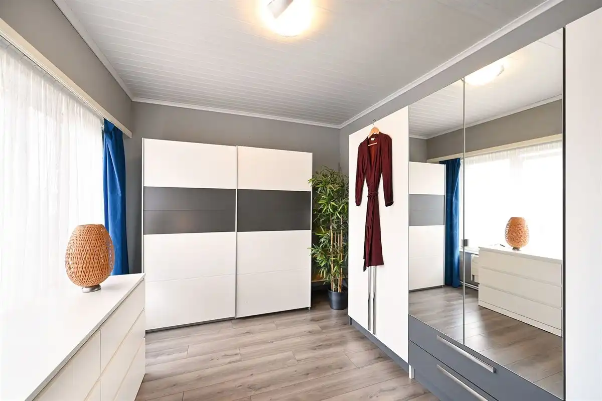 Ruime woning met 2 garages op 1400m² foto 15