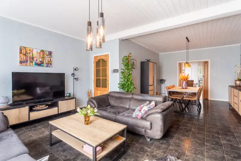 Uiterst ruime woning, veel lichtinval, mooie tuin, instapklaar! foto 5