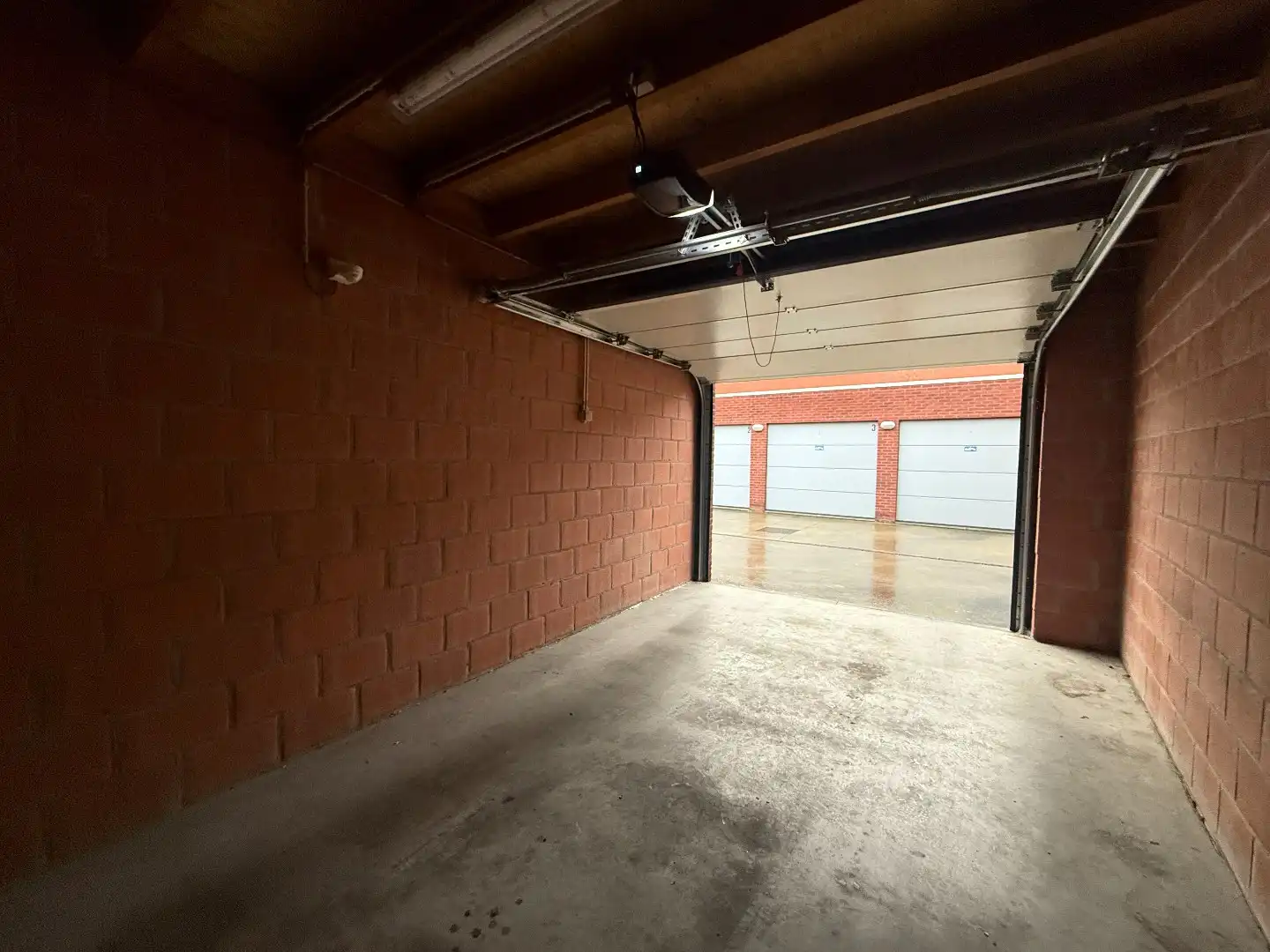 Afzonderlijke gemetste garage te huur centrum Roeselare  foto 4