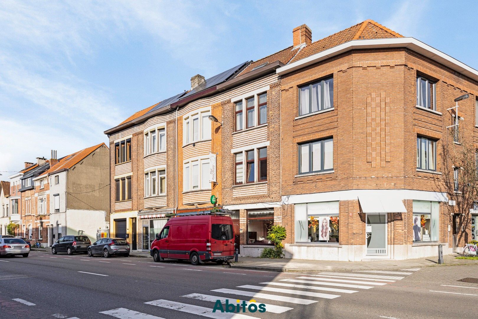 Ruime woning met vier slaapkamers aan de Bourgoyen foto 2