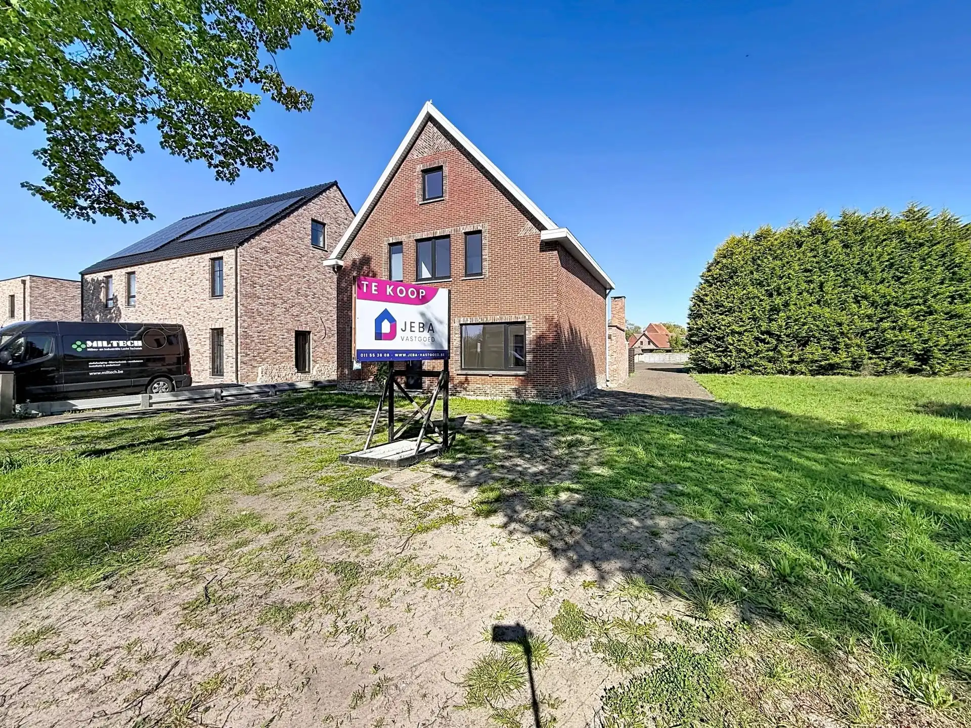 Zeer ruime en verzorgde woning met 5 slaapkamers en 2 badkamers op een groot perceel. foto 36