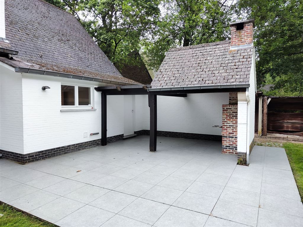 Villa in rustige straat foto 19