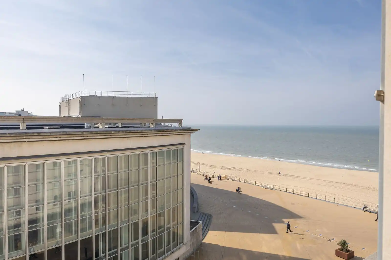 Exclusief appartement met lateraal zeezicht, veel lichtinval en twee grote slaapkamers. foto 7