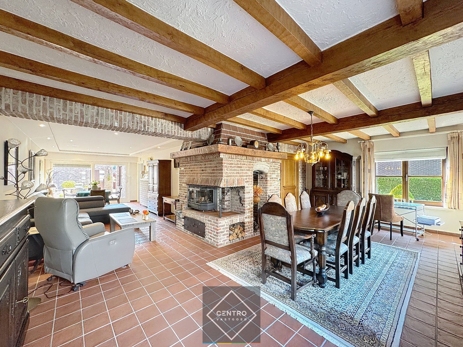 PERFECT ONDERHOUDEN woning met 3  à 4 slpks en 2 garages! foto 2