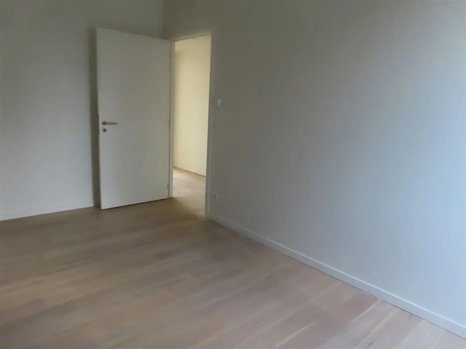 Luxueus recent  2-slaapkamer appartement, terras en parking foto 8
