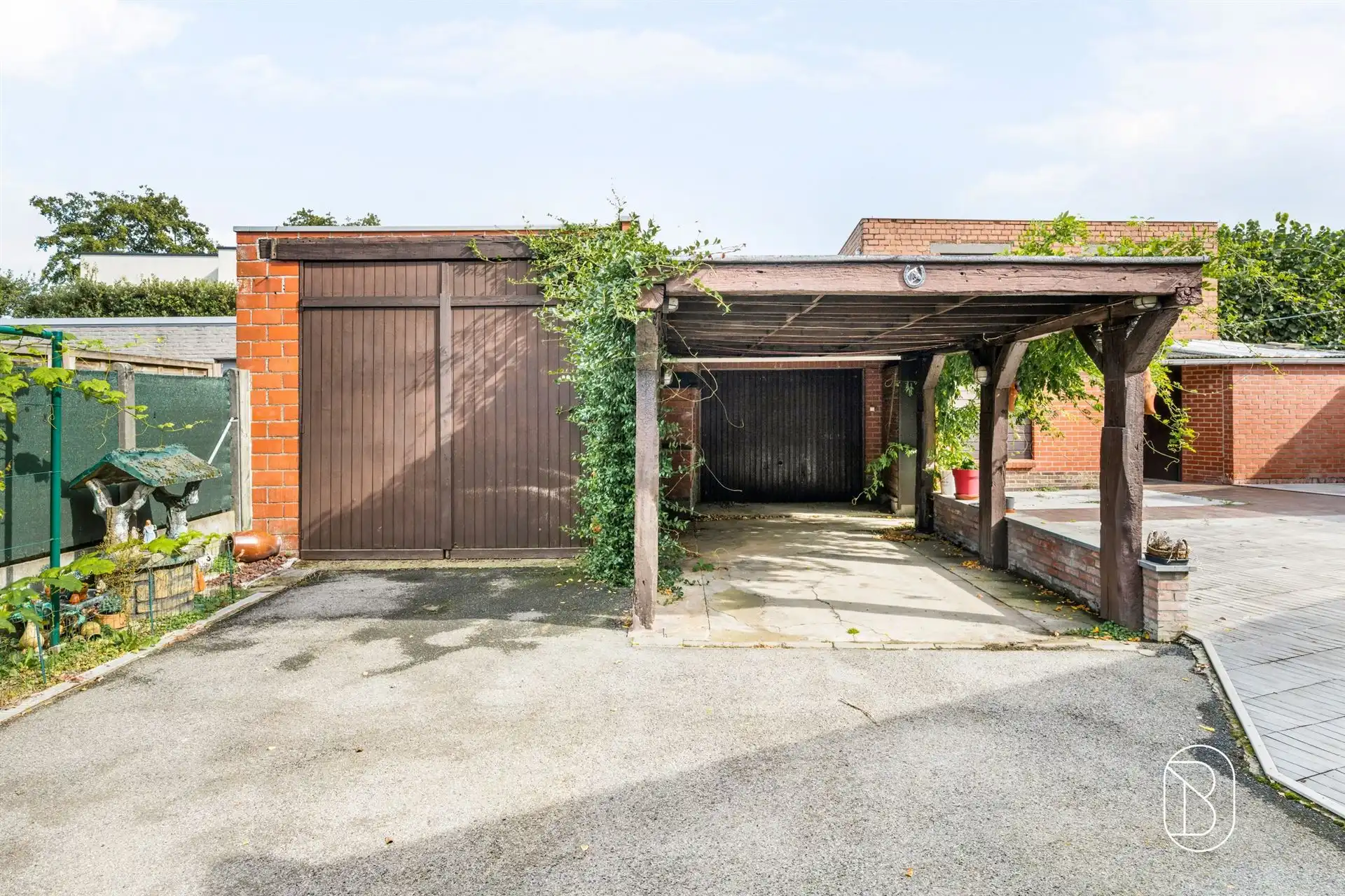 Ruime woning met atelier, bureau en maar liefst 3 garages foto 4