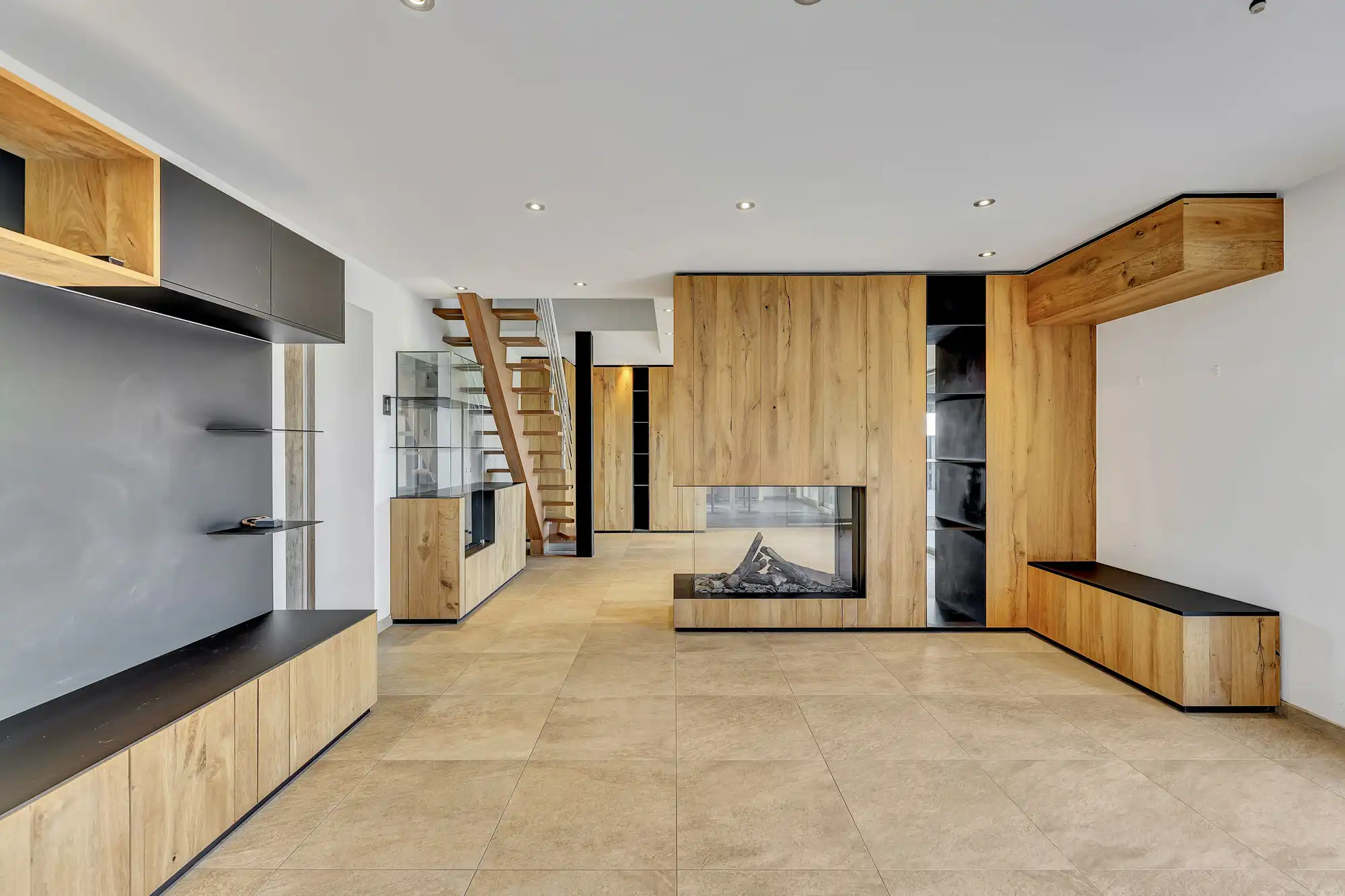 Fantastische woning met mogelijkheid zelfstandige activiteit foto {{pictureIndex}}