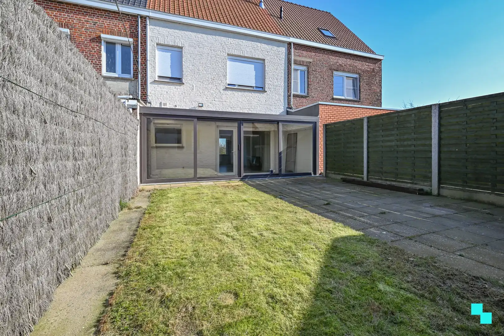 Gerenoveerde woning met twee slaapkamers en ruime garage foto 15