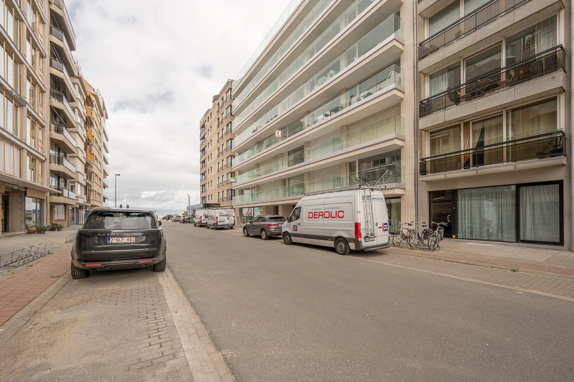 Ongemeubeld: Ruim en gerenoveerd appartement met zonneterras en zijdelings zeezicht! foto 17