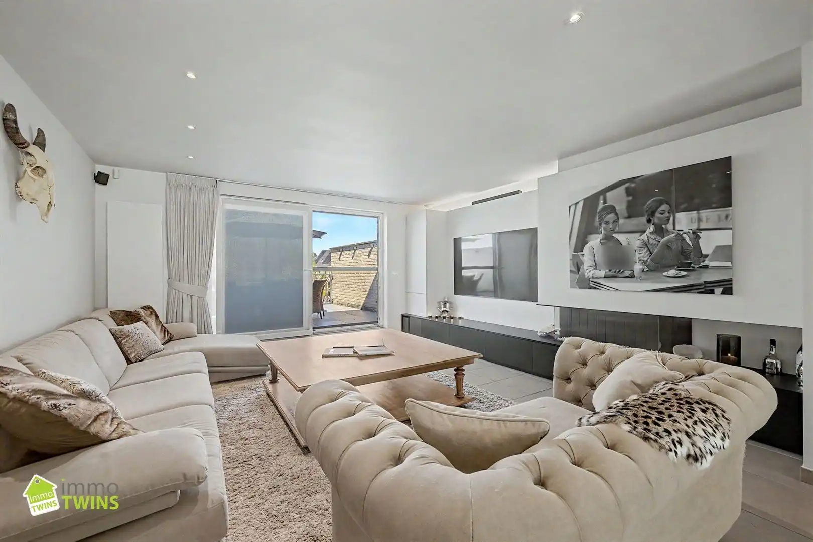 Prachtige instapklare woning met zeer ruime inpandige garage, aangelegde tuin met terras te Waasmunster foto 3