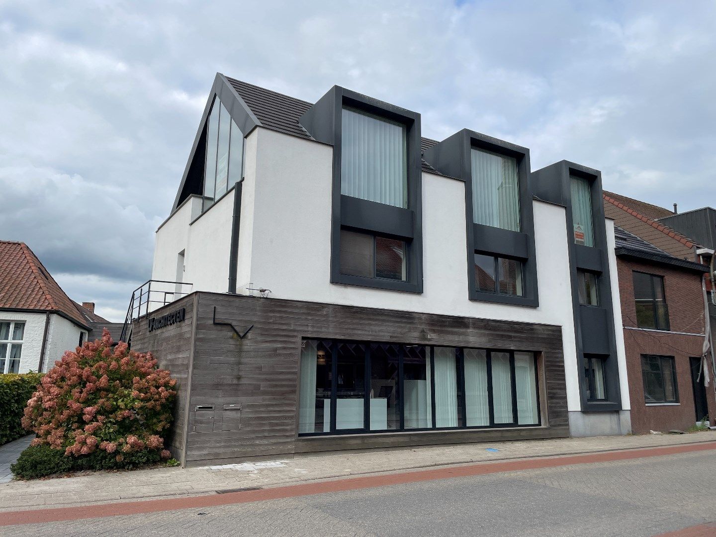 Trendy 2 slaapkamer appartement met terras foto 1