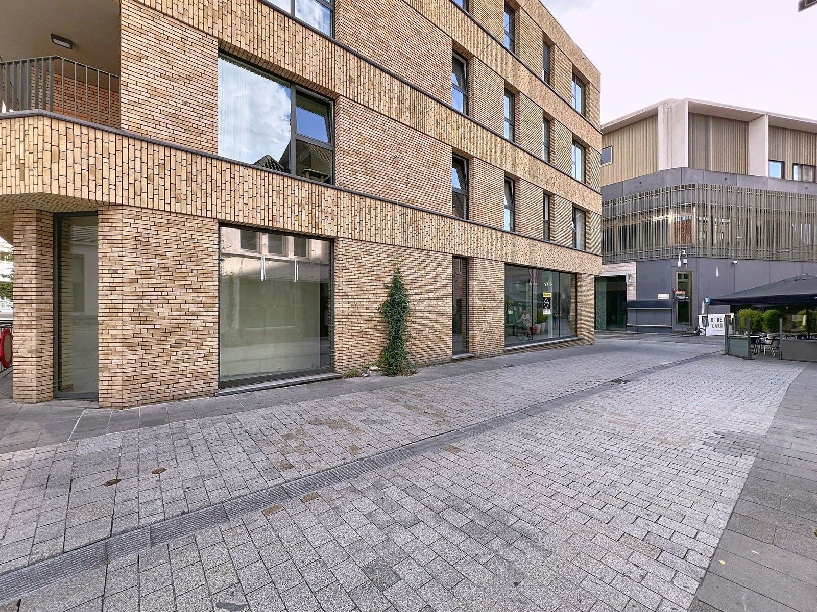 Verder af te werken LICHTRIJK handelsgelijkvloers (± 140m²)  op een HOEK-ligging op 50m van "K in Kortrijk" ! foto 13