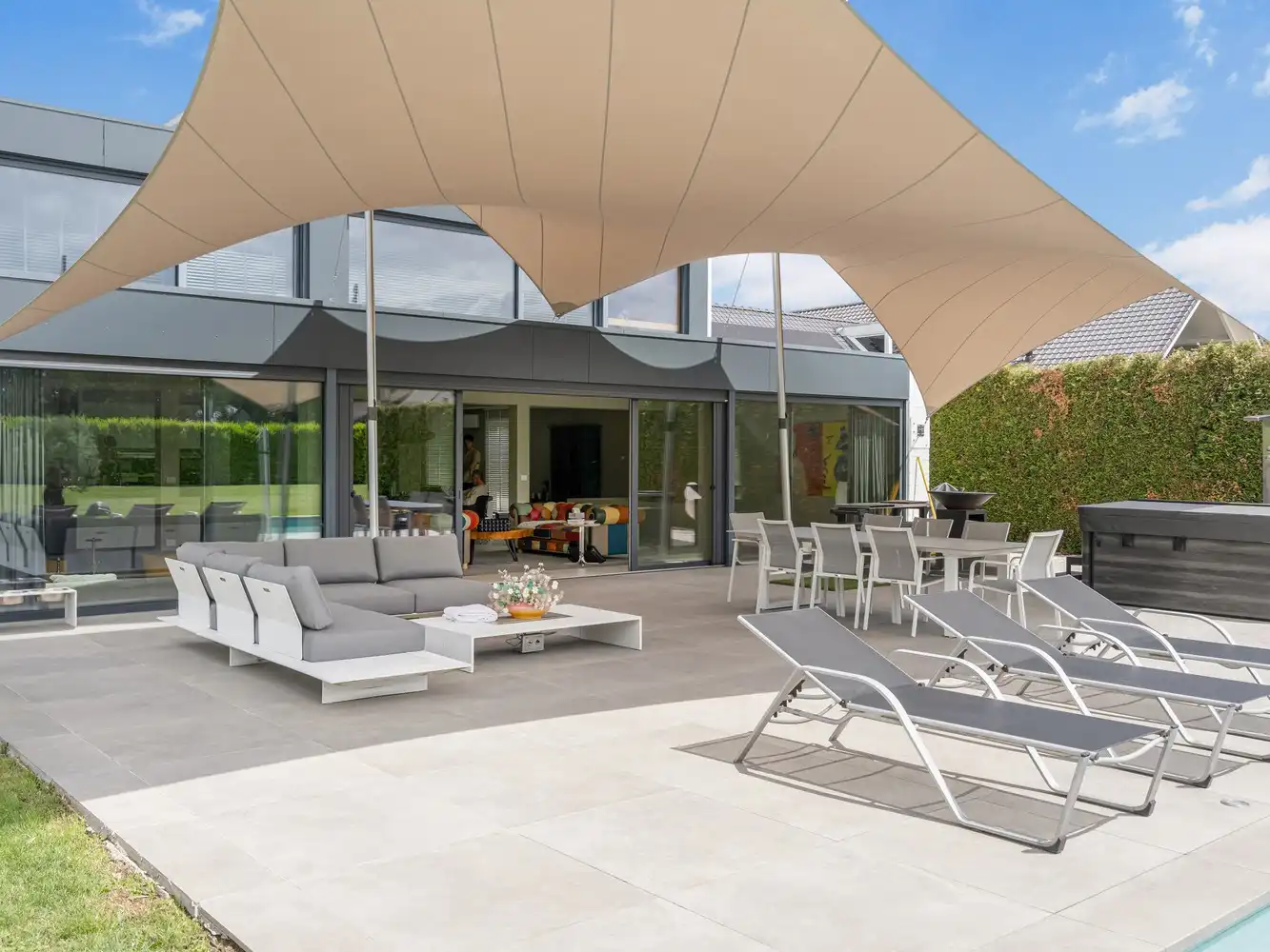 Exclusieve recente villa met verwarmd zwembad, vier garages en inclusief bouwgrond van 10a in een groene omgeving foto {{pictureIndex}}