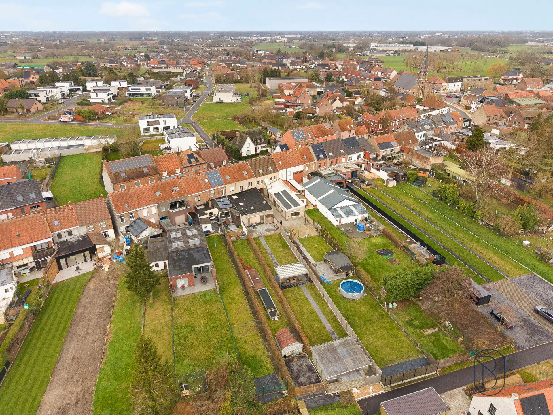 Topgelegen handelspand met woonst foto 3