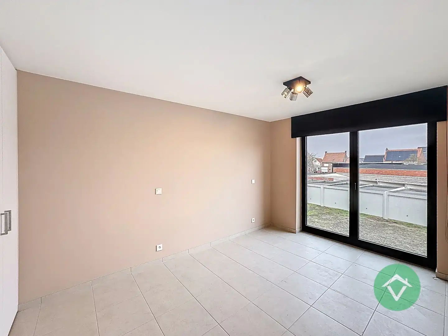 Volledig geschilderd Instapklaar appartement met garage in centrum Koekelare foto 16