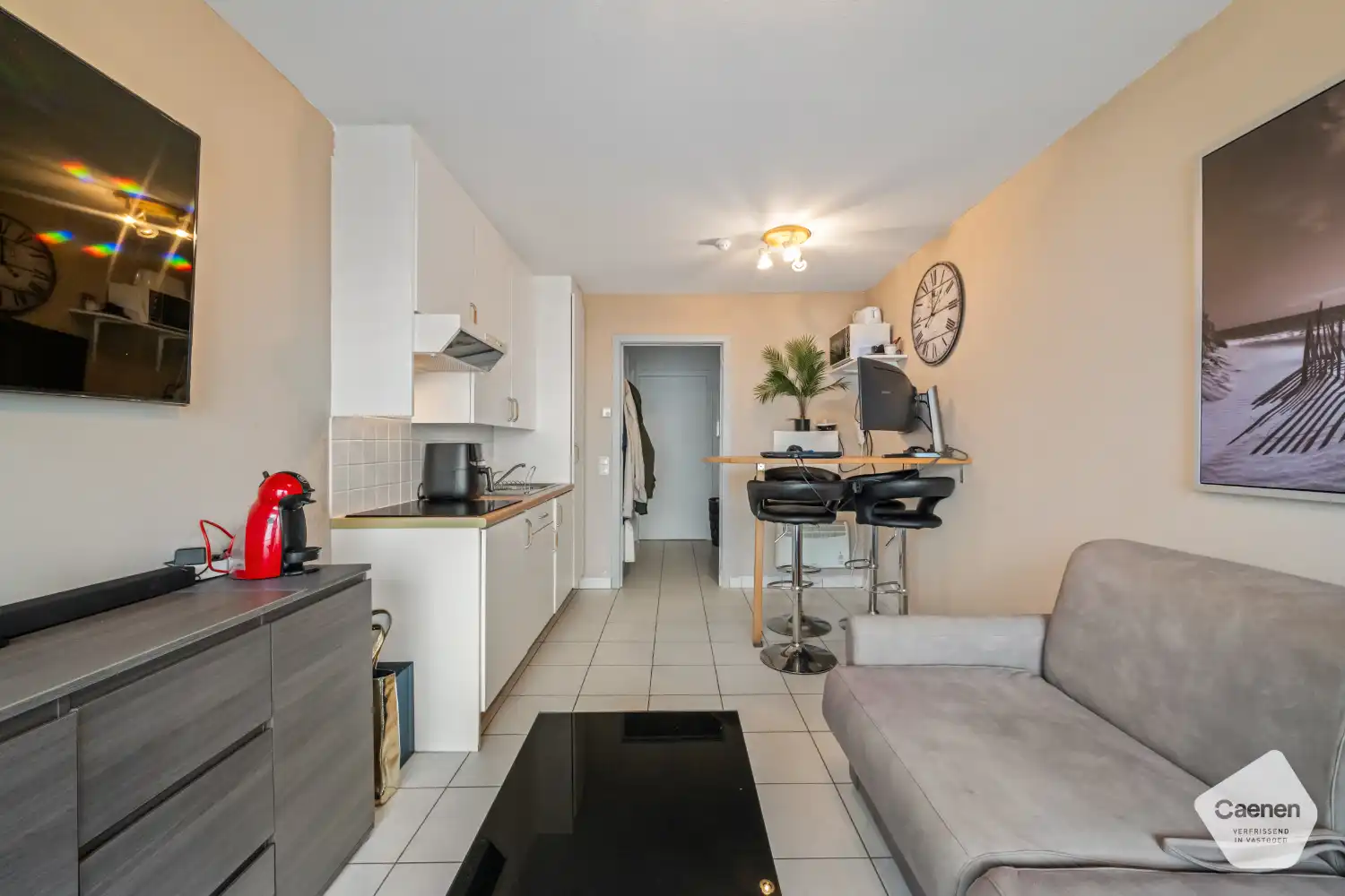 Moderne instapklare studio met prachtig frontaal zicht op zee foto 6