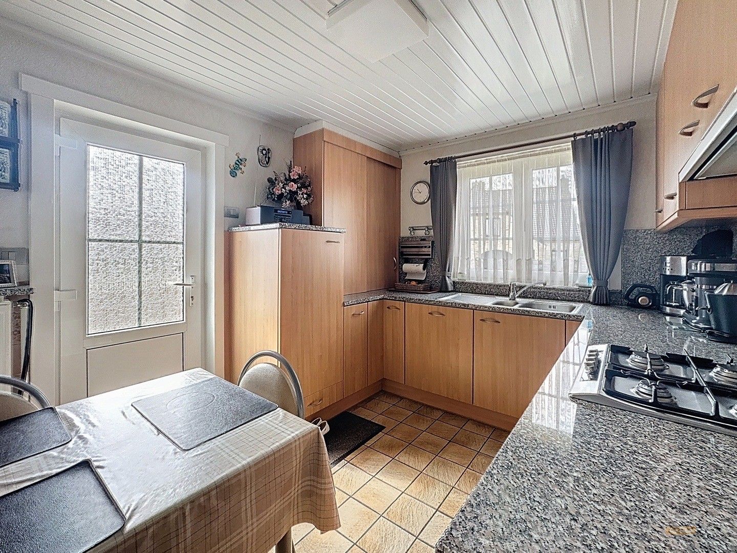 Karaktervolle woning met ruime tuin in het centrum van Leffinge foto 5