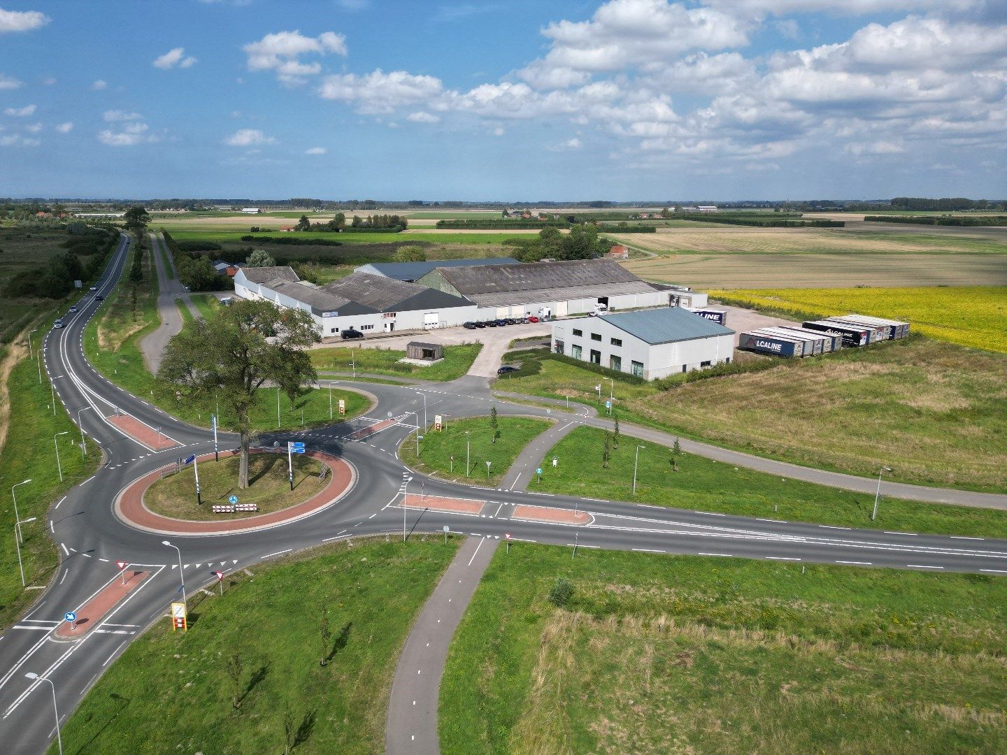 Bedrijfshal aan de rondweg foto 1