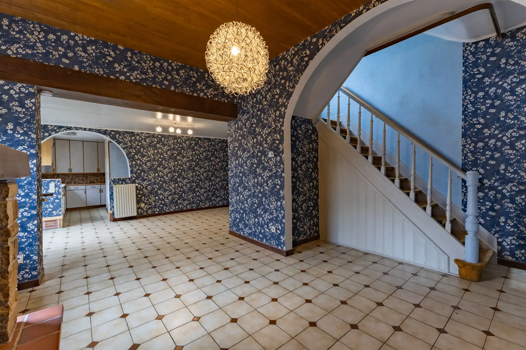 Te renoveren woning met 3 slaapkamers en garage foto 4