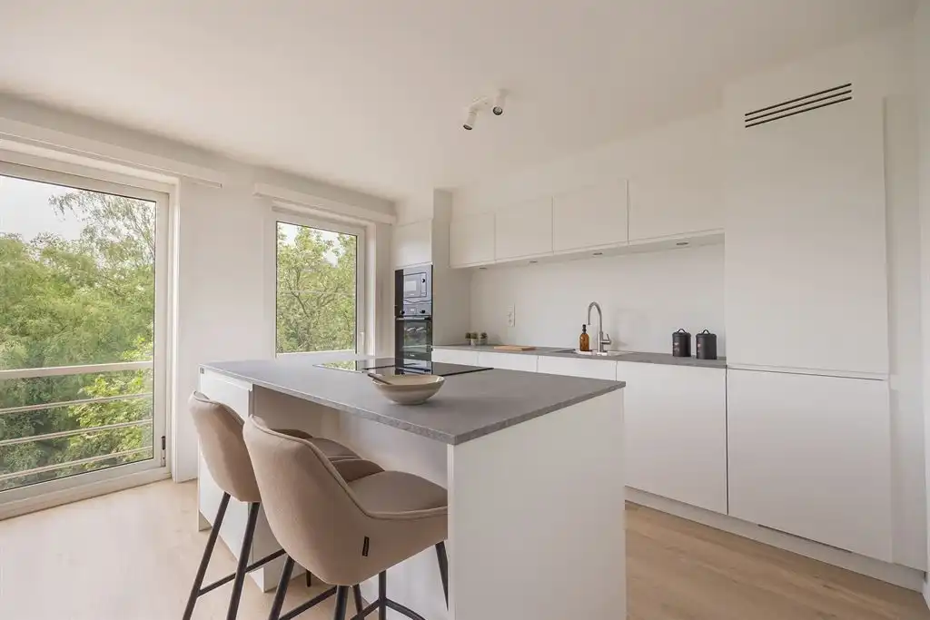 Ruim gerenoveerd appartement met groen zicht en parkeerplaats foto 7