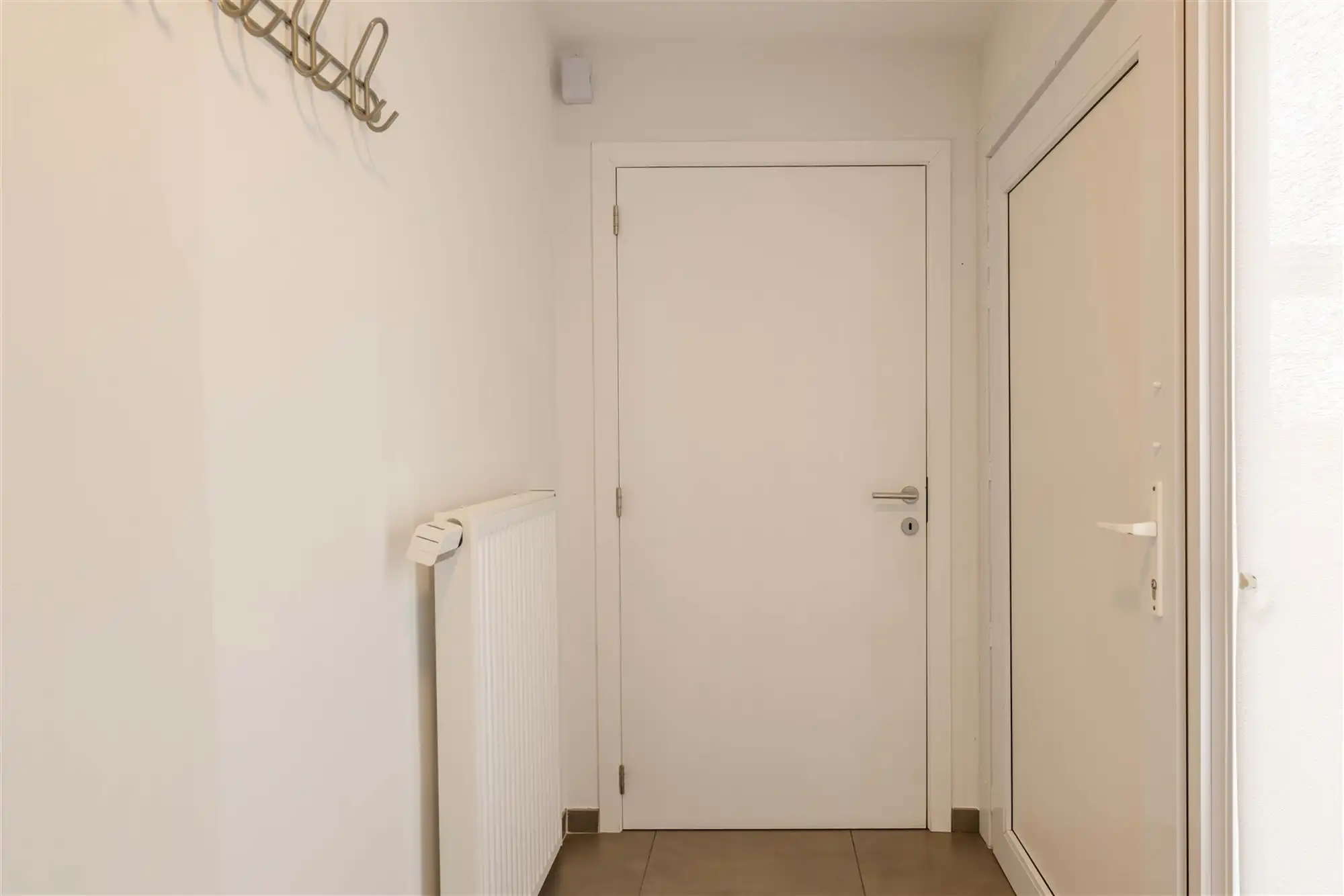 Halfopen woning met 4 slaapkamers, garage en zongerichte tuin foto 4
