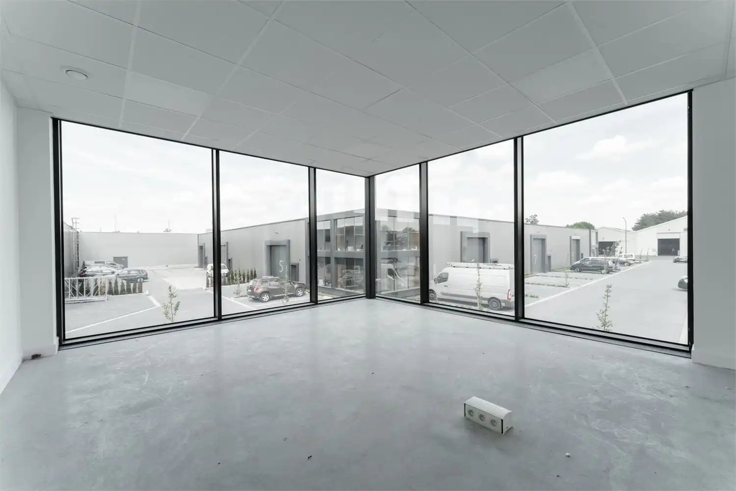 Recente bedrijfsunit met kantoor en kantine foto 27