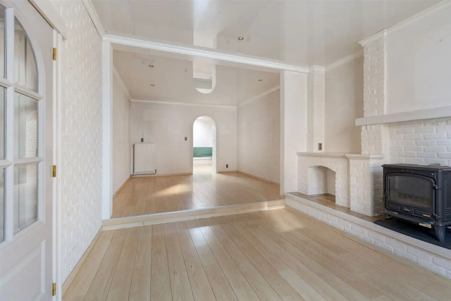 Charmante halfopen bebouwing met 3 slaapkamers, omheinde tuin en zonnepanelen, gunstig gelegen nabij het centrum van Maaseik. foto 3