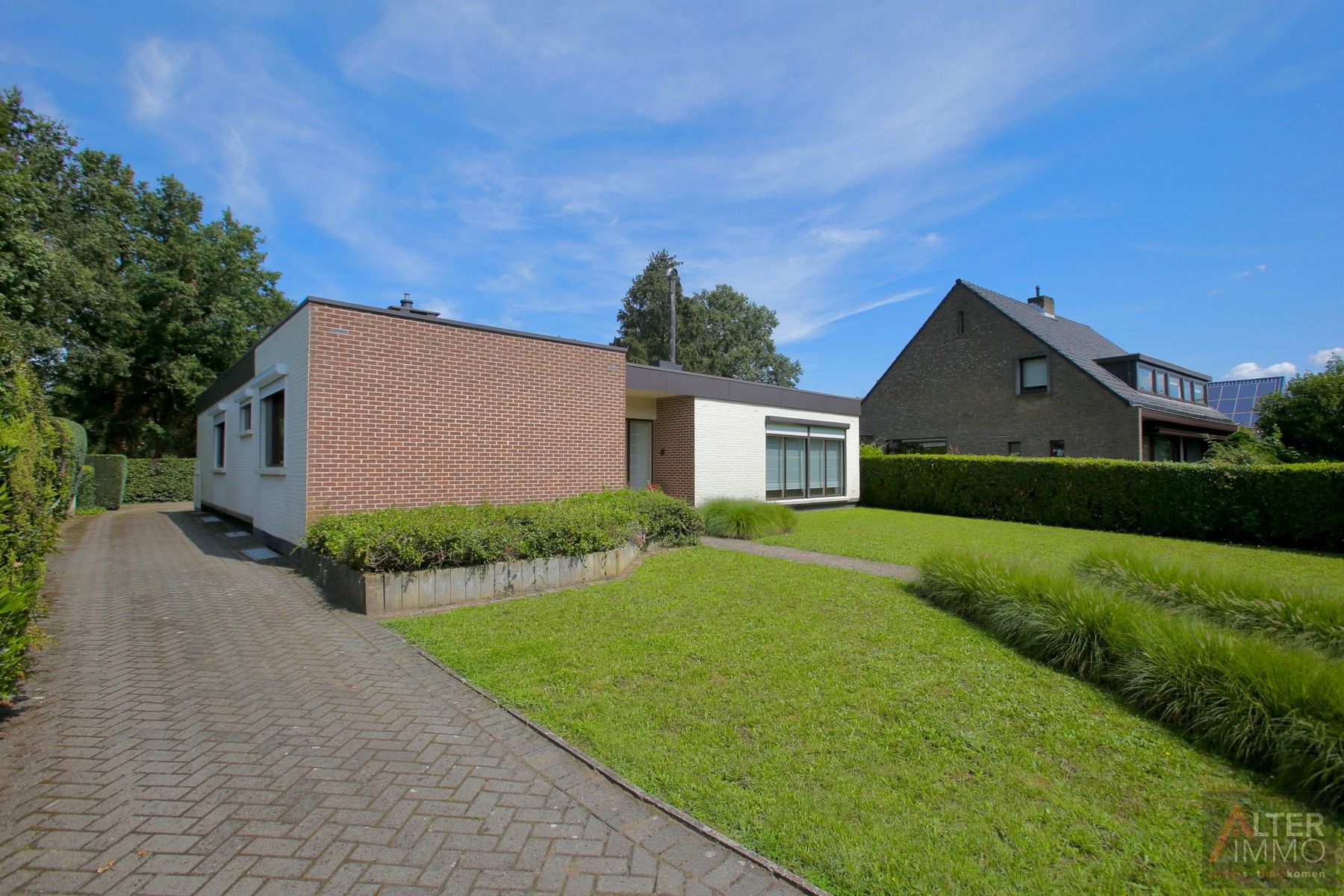 Uitstekend gelegen, gelijkvloerse woning in een tijdloze architectuur met 3 grote slaapkamers op een perceel van 12a 77ca vlakbij Zonhoven centrum. foto 2