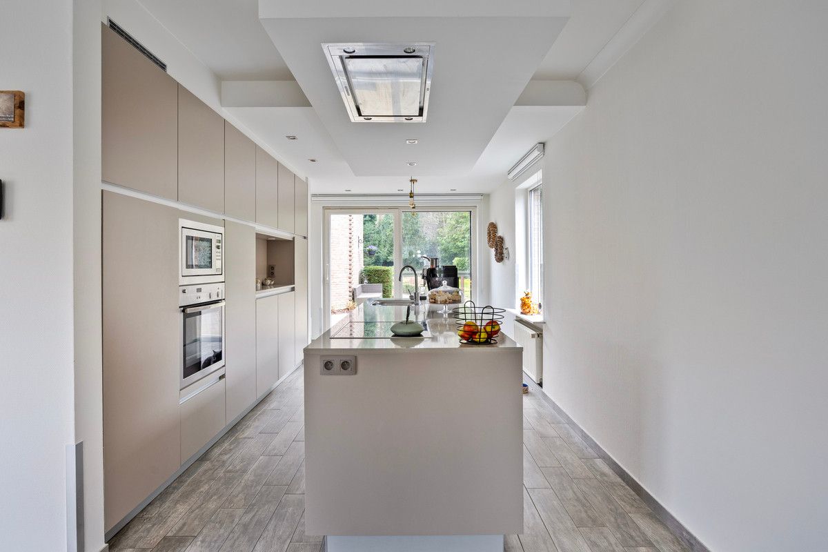 TIJDLOZE PAREL IN HET GROEN - STIJLVOL GERENOVEERDE VRIJSTAANDE WONING MET PRAKTIJK- OF BUREAURUIMTE OP RUIM PERCEEL VAN 13A31CA. foto 12