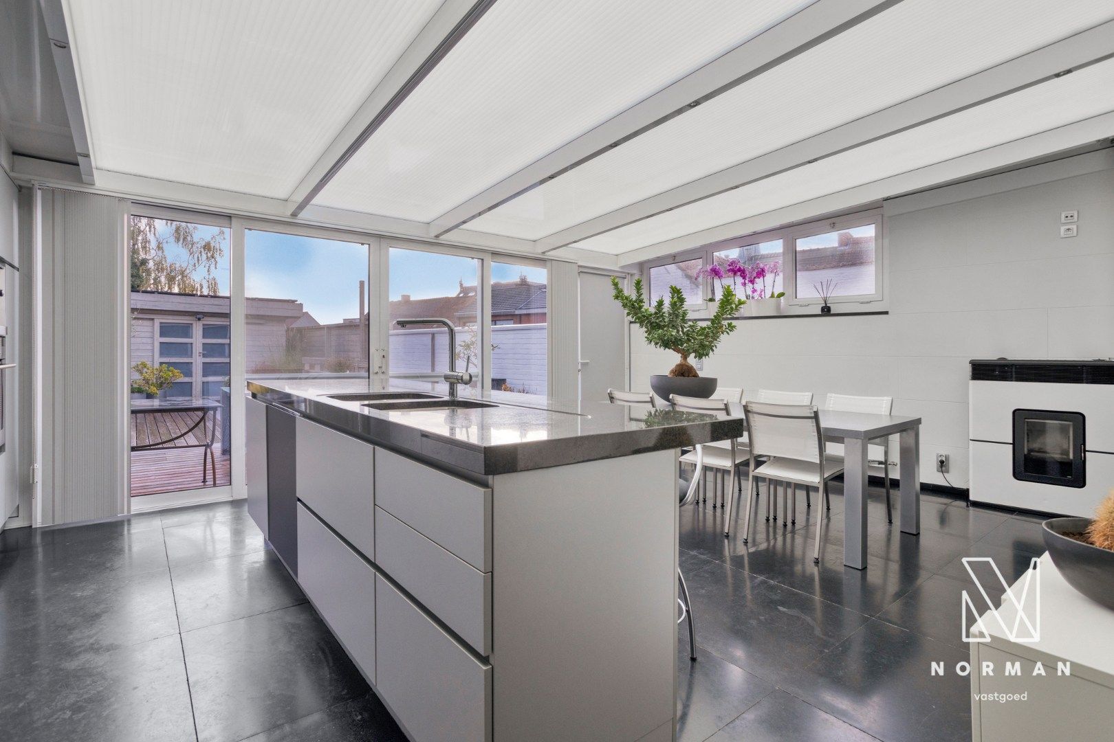 Duplex te koop in het centrum van Kuurne met 3 slaapkamers en een groot zongericht terras met tuinhuis.  foto 11